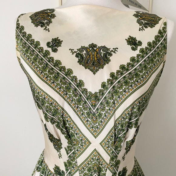 Vintage 1960s sleeveless satin cocktail dress green paisley motif pleated skirt - Picture 4 of 7